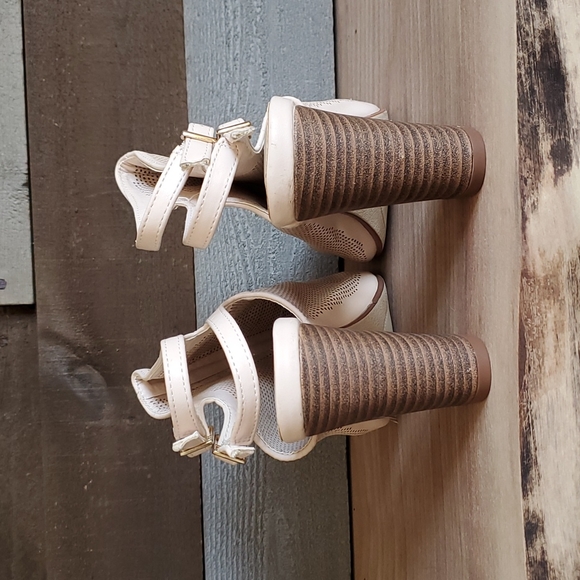 Tan heels - Picture 2 of 4